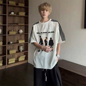 抖音得物品质二开240克宽松纯棉美式潮牌印花三条杠中性风短袖T恤图片
