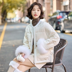 手袖狐狸毛拼接羽绒服女短款2024年新款重工刺绣亮片提花保暖外套，女装羽绒服，韩蜜菓