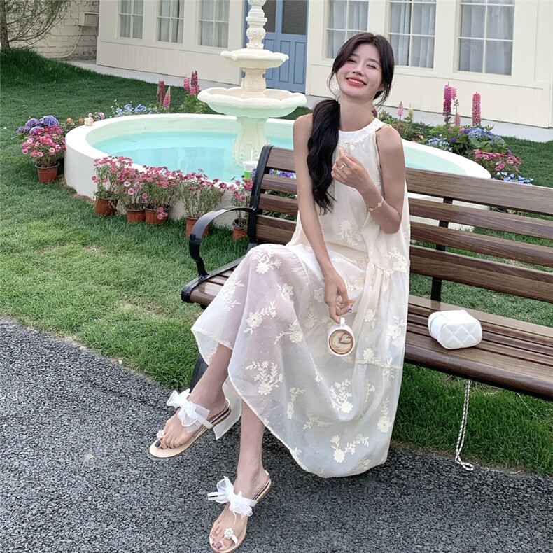 法式高级感气质优雅挂脖连衣裙女夏季新款收腰显瘦无袖露肩长裙子图片