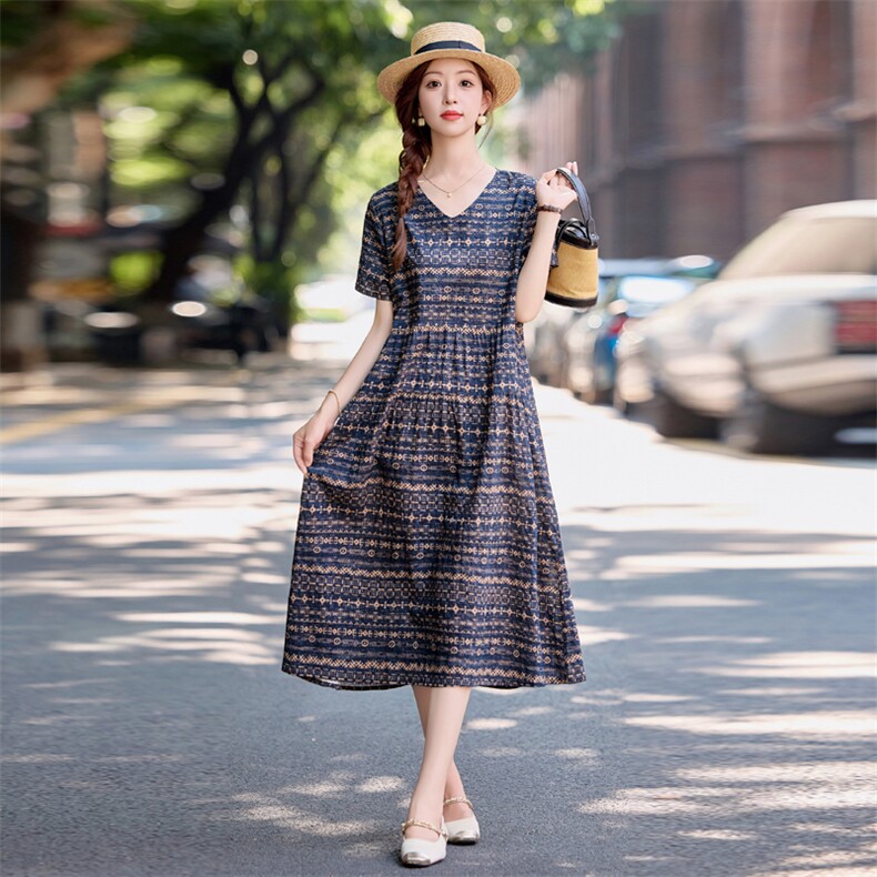 印花连衣裙女2025夏季新款今年流行爆款中长款大码时尚v领裙子潮,女装连衣裙,依万里