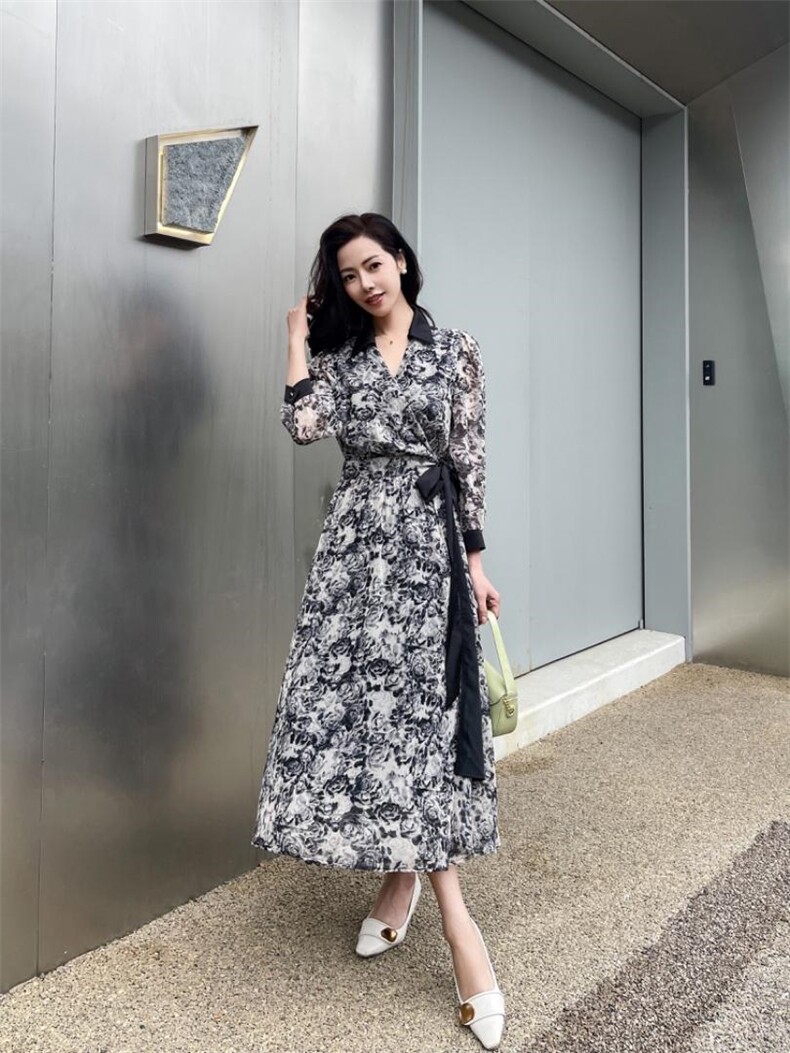 碎花气质连衣裙，女装连衣裙，蓝芝衣秀