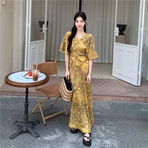独特漂亮黄色V领碎花连衣裙女夏超好看纯欲性感连身掐腰长裙及踝图片