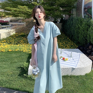 韩版慵懒风简约v领连衣裙女2025夏季新款法式宽松显瘦泡泡袖长裙图片
