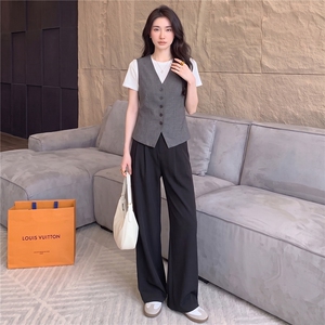 高级感休闲运动套装女春秋圆领马甲上衣内搭白色T恤阔腿裤三件套图片