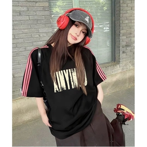 抖音得物品质二开240克宽松纯棉美式潮牌印花三条杠中性风短袖T恤图片
