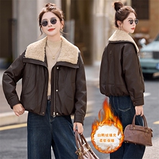 羊羔毛领拼接PU皮羽绒服女2025冬季新款小个子气质显瘦白鸭绒外套，女装羽绒服，衣之秀