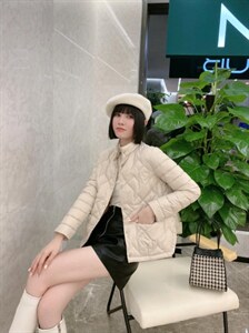 侧边扣子羽绒服图片