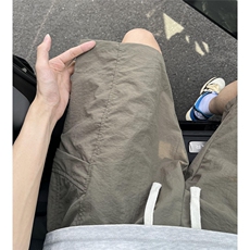 灰绿色
