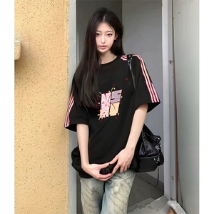 抖音得物品质二开240克宽松纯棉美式潮牌印花三条杠中性风短袖T恤图片