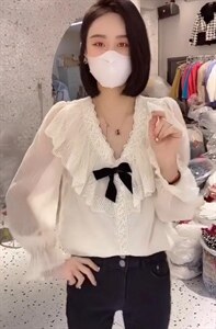 气质款配黑色蝴蝶结花边V领小衫图片