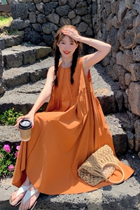 橘色无袖背心连衣裙女2024夏气质法式设计感小众压褶露背宽松长裙图片
