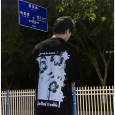 黑色