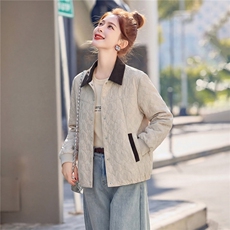 2026春秋撞色翻领压花外套女中老年妈妈宽松洋气短夹克上衣，女装短外套，余墨