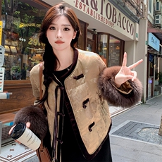 水衣源2693款圆领提花料新中式狐狸毛袖短款女式羽绒服，女装羽绒服，水衣源