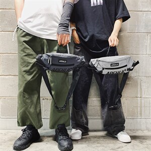 爆大容量单肩包潮酷反光腰包字母手提包男运动休闲斜挎包图片