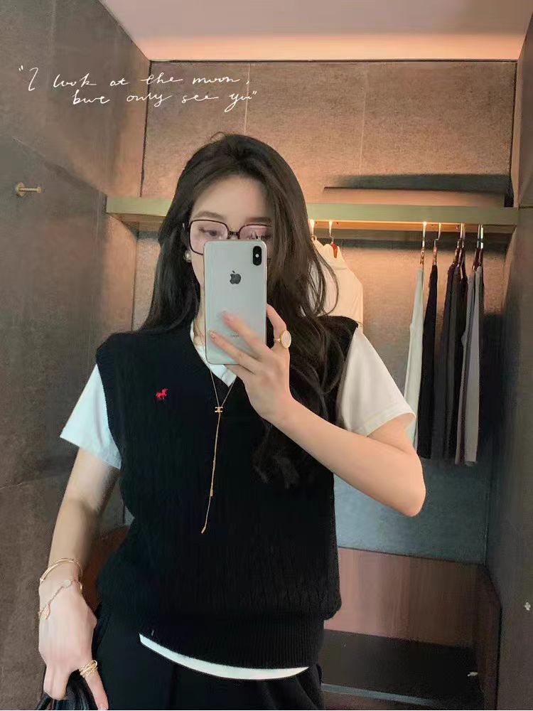 时尚百搭女士马甲 简约休闲舒适 扭花V领设计图片