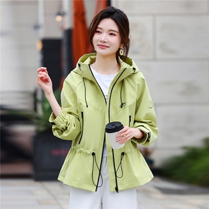 新款简约休闲优雅时尚具有设计感女士连帽外套冲锋衣，女装短外套，鑫源服饰