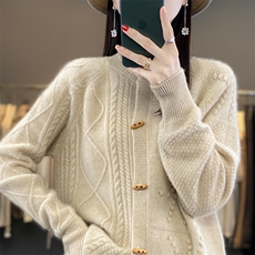 新年红色加厚浮雕椰壳木扣圆领开衫外套毛衣时尚DYML2304，女装羊毛衫，蒙莲贝斯