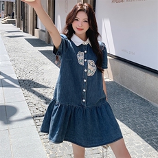 蓝色风牛仔连衣裙女夏2025新款宽松时尚复古刺綉裙子年轻，女装连衣裙，红龙果