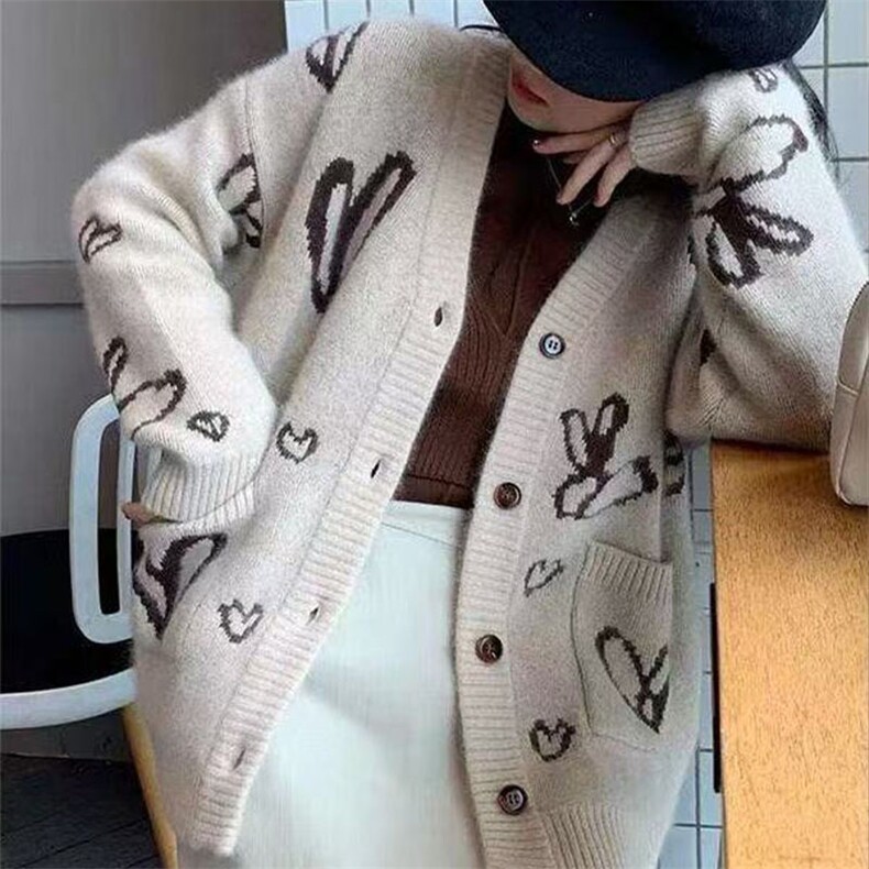 2025年秋季长袖时尚百搭通勤简约休闲爱心口袋开衫，女装针织衫/毛衣，萱芳婷羊绒