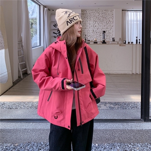 韩系撞色拼接休闲玫红色冲锋衣外套女春秋2025新款独特超好看上衣图片