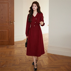 浪漫复古红色连衣裙女2025秋冬季新款法式赫本磨毛V领裙子高级感，女装连衣裙，艾米莉亚