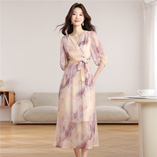 紫粉晕染V领碎花连衣裙女夏2026新款泡泡袖收腰系带显瘦茶歇长裙，女装连衣裙，艾米