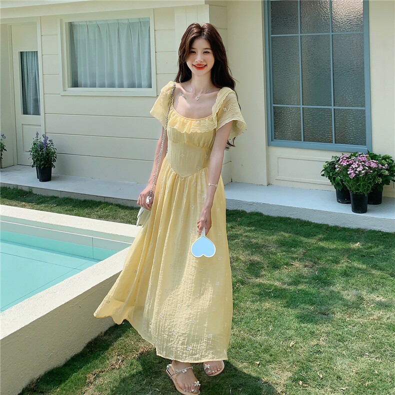 浪漫复古淡黄色初恋连衣裙女2025新款夏季领口木耳边设计方领长裙图片