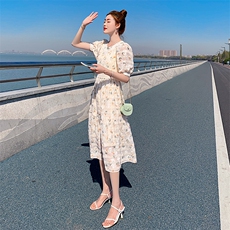 SD同款连衣裙女米色法式雏菊刺绣泡泡袖镂空度假风2025早春中长裙，女装连衣裙，依多米