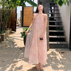 法式粉色拼接碎花连衣裙女2025年夏季新款显瘦甜美度假气质吊带裙图片