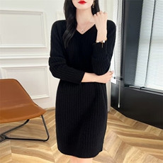 女V领羊毛2024秋冬新款中长款宽松大码慵懒风加厚连衣裙，女装连衣裙，蒙特羊绒