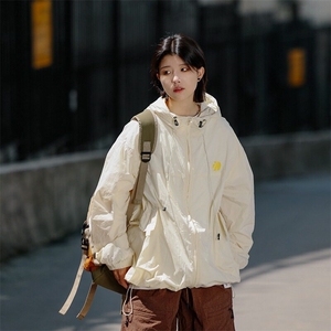 超火轻薄奶黄色连帽防晒外套女夏2025新款小个子今年流行夹克上衣图片