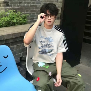 抖音得物品质二开240克宽松纯棉美式潮牌印花三条杠中性风短袖T恤图片