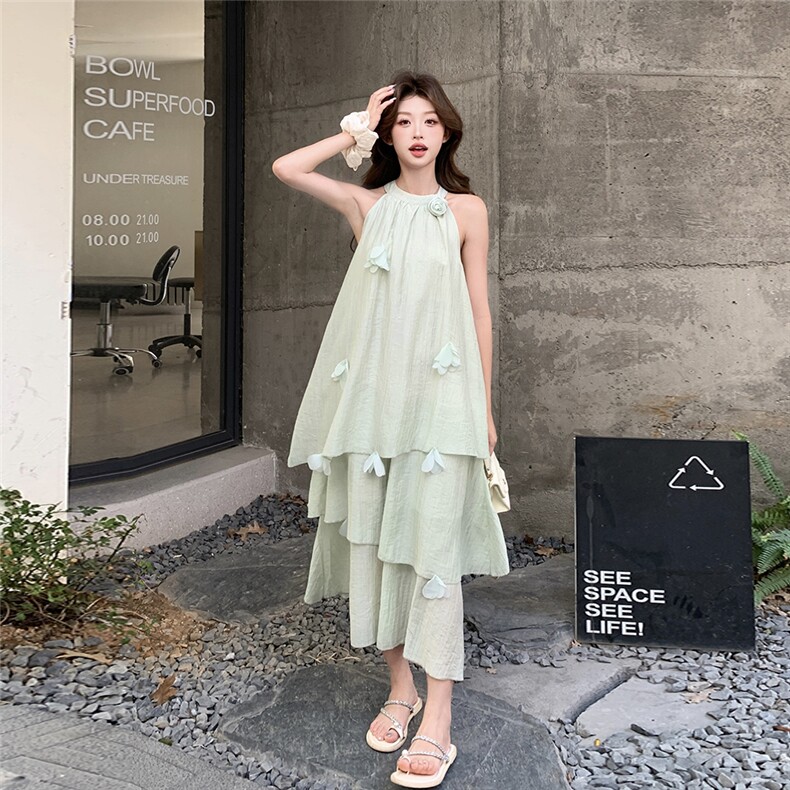 豆绿色挂脖露肩吊带连衣裙女夏2025新款独特漂亮巨好看高级感长裙图片