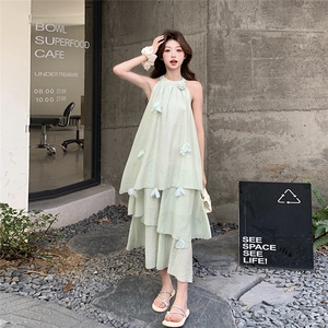 豆绿色挂脖露肩吊带连衣裙女夏2025新款独特漂亮巨好看高级感长裙图片