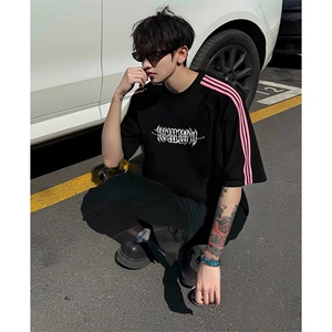 抖音得物品质二开240克宽松纯棉美式潮牌印花三条杠中性风短袖T恤图片