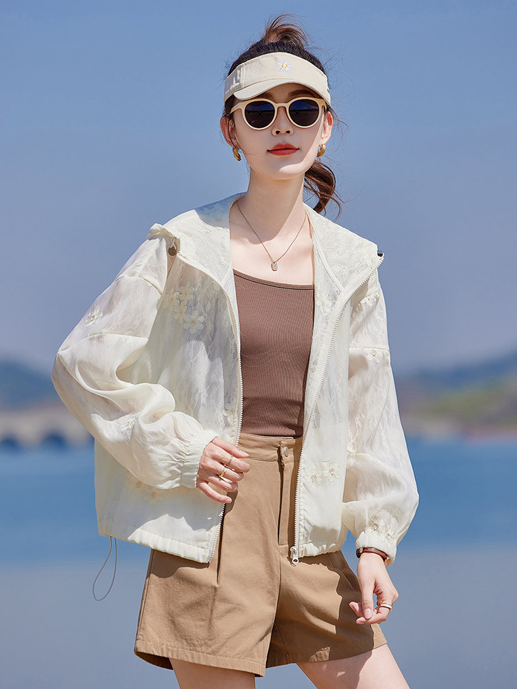今年流行独特花花立领白色外套女春2025新款小个子防晒棒球服夹克,女装短外套,靓衣阁