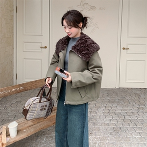现货-2025年冬季新款大翻领羊羔毛90白鸭绒羽绒服外套女图片