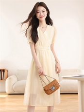 2026夏季新款淡黄色V领连衣裙泡泡袖收腰盘扣显瘦中长款气质茶歇，女装连衣裙，艾米