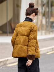 现货2025年冬装新款中式民族风羽绒服时尚宽松显瘦复古提花外套女，女装羽绒服，璐依舞