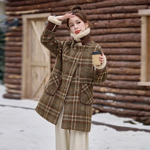 羽绒服女中长款冬新款今年流行独特漂亮翻领格子保暖大衣外套图片