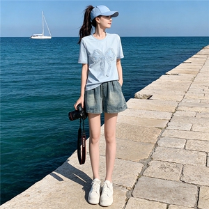 潮流时尚套装女夏新款圆领蕾丝拼接钉珠蝴蝶结短袖牛仔短裤两件套图片