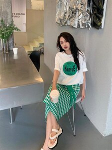 格子半裙、配上同色系上衣、给人一种不失高品质的感觉，图片