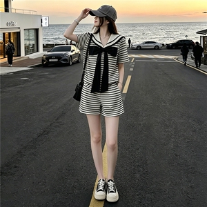 时尚洋气减龄套装女夏新款蝴蝶结翻领黑白条纹短袖上衣短裤两件套图片 时尚洋气减龄套装女夏新款蝴蝶结翻领黑白条纹短袖上衣短裤两件套图片