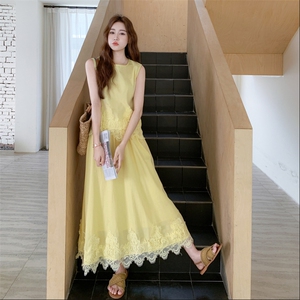 黄色蕾丝拼接背心套装裙女2025年夏季日系文艺风百搭半身裙两件套图片