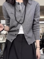 时尚百搭秋季新款单排扣休闲开衫女宽松显瘦长袖针织外套，女装短外套，德聚羊绒