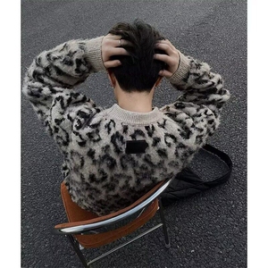 【有货】DM347-P50慵懒风撞色豹纹圆领毛衣男潮牌复古针织衫潮,黑色色羽绒服搭配鞋子好看图片