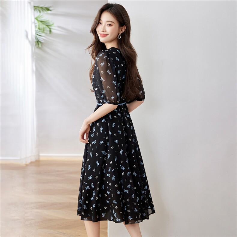 高级感小碎花连衣裙女2025夏季新款V领气质收腰修身洋气减龄裙子,女装连衣裙,布芭啦