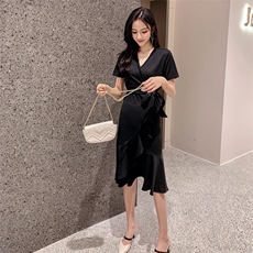 黑色连衣裙女2021新款冬季v领显瘦赫本风小黑裙气质裙子，女装连衣裙，潮品会