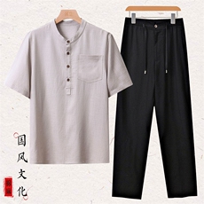 浅灰衣黑色裤